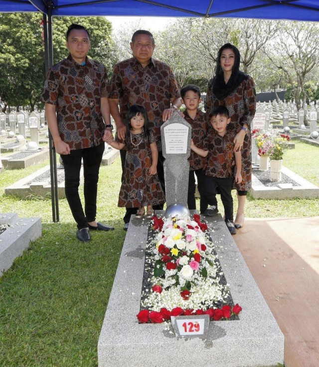 5 Momen SBY Ziarah ke Makam Ani Yudhoyono, Wajah Sendu Bikin Netizen Ikut Sedih (85637)