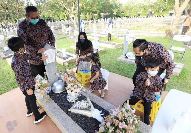 5 Momen SBY Ziarah ke Makam Ani Yudhoyono, Wajah Sendu Bikin Netizen Ikut Sedih (85638)