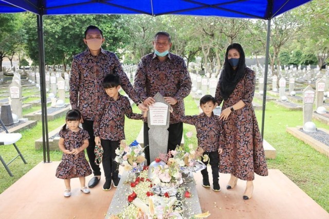 5 Momen SBY Ziarah ke Makam Ani Yudhoyono, Wajah Sendu Bikin Netizen Ikut Sedih (85639)