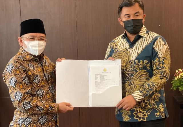 Bupati Dharmasraya Sutan Riska (kanan) menyerahkan berkas pendaftaran menjadi Ketua Umum APKASI periode 2021-2026 yang diterima oleh Direktur Eksekutif APKASI Sarman Simanjorang, di Jakarta. Foto: ist
