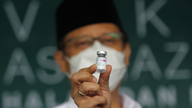 Menkes Budi Gunadi Sadikin memperlihatkan vaksin COVID-19 Astrazeneca saat vaksinasi kepada kyai Nahdlatul Ulama (NU) di Kantor PWNU Jatim di Surabaya. Foto: Moch Asim/Antara Foto