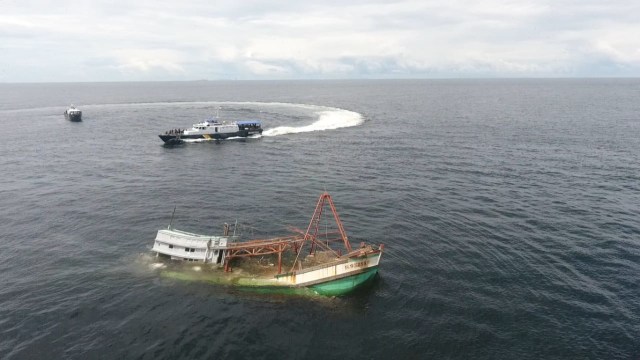 Kejaksaan menenggelamkan kapal Vietnam yang mencuri ikan di laut Indonesia. Foto: Dok KKP