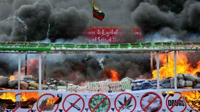 Tumpukan obat-obatan yang disita dimusnahkan pada Hari Internasional Menentang Penyalahgunaan Narkoba dan Perdagangan Gelap PBB di Yangon pada 26 Juni 2015.  Foto: Ye Aung Thu/AFP
