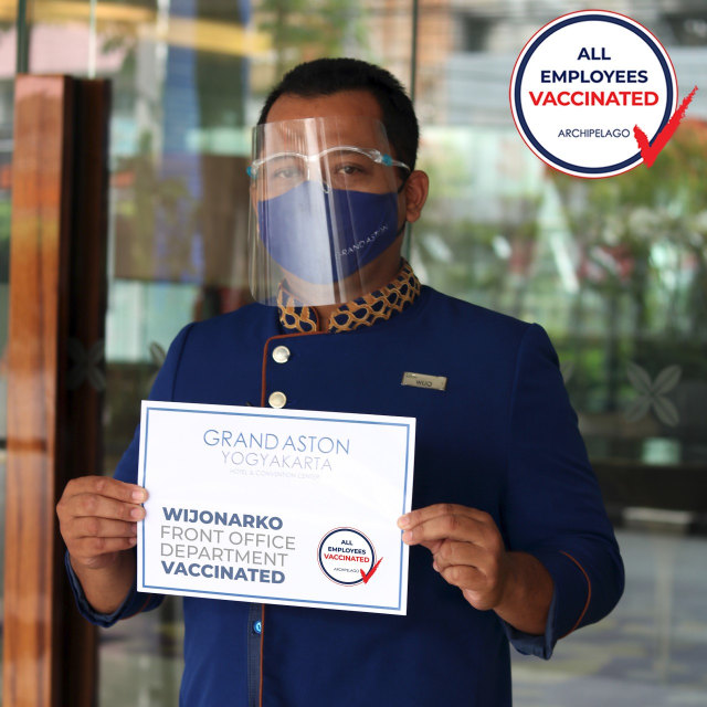 Salah satu karyawan Grand Aston Yogyakarta Hotel & Convention Center yang telah menerima vaksin corona. Foto: dok Grand Aston Yogyakarta Hotel & Convention Center.