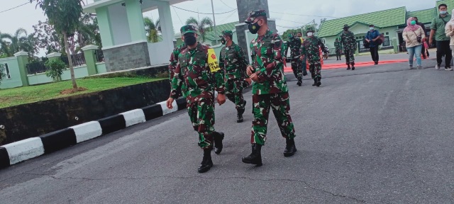 Kepala Tim Pengawas Tentara Manunggal Membangun Desa (TMMD), Brigjen TNI Sulistiyono saat meninjau langsung kegiatan TMMD ke-110 di Kabupaten Bangka Barat.