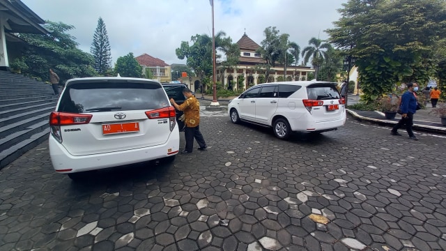 Mobil Toyota Innova berplat nomor AD 1 A yang merupakan kendaraan dinas Wali Kota Solo Gibran Rakabuming (dok)