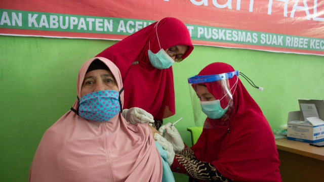 Calon jemaah haji di Kabupaten Aceh Barat mengikuti vaksinasi COVID-19, Kamis (25/3). Foto: Siti Aisyah/acehkini