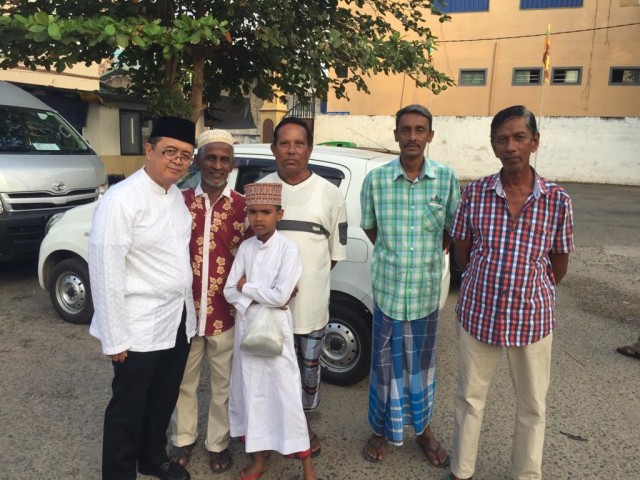 Sarung (Sarong) tampak masih digunakan dalam keseharian Sri Lankan Malay. (Sumber: Dwatmaji Hanomanresi)