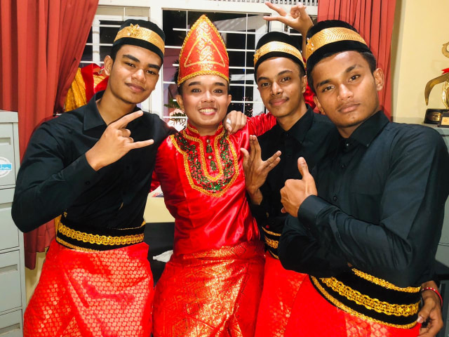 Generasi muda Sri Lankan Malay antusias dalam mempelajari tarian tradisional Indonesia.        (Sumber: Moh. Febrian Rochmadoni)