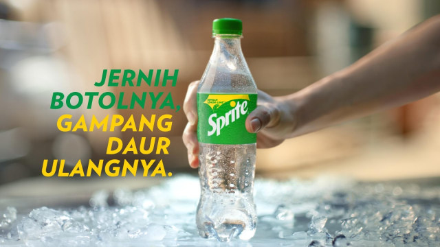 Sebagai upaya mengurangi sampah kemasan plastik dan meningkatkan laju daur ulang di Indonesia, Sprite mengganti kemasannya menjadi botol PET jernih. Foto: dok. Sprite