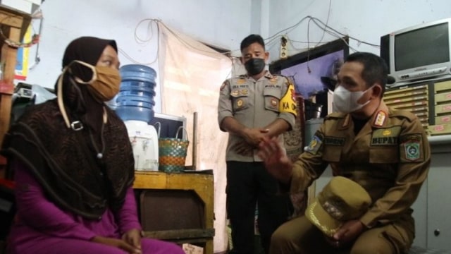 Didatangi Bupati, Ibu di Lumajang Tak Jadi Jual Ginjal untuk Bayar Utang (319359)