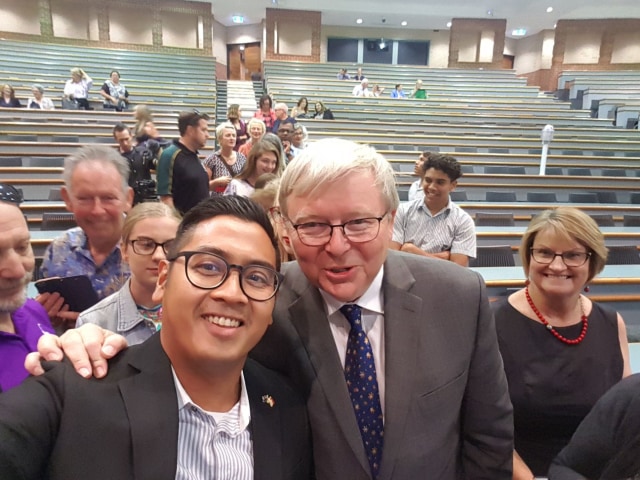 Penulis bersama Kevin Rudd, Perdana Menteri Australia ke-26 di sela-sela kuliah umumnya (Sumber foto: koleksi pribadi)