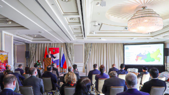 Wakil Presiden Asosasi Ekspor Impor Rusia, Pavel Dolgov, menyampaikan paparan di hadapan para hadirin