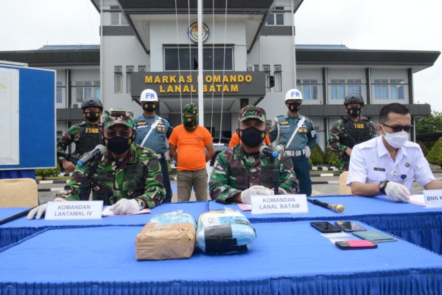 Danlantamal IV Tanjungpinang, Laksamana Pertama TNI Indarto Budiarto, memberikan keterangan pers terkait penangkapan 4 kg sabu di Mako Lanal Batam, Kamis (25/3). Foto: Dispen Lantamal IV Tanjungpinang