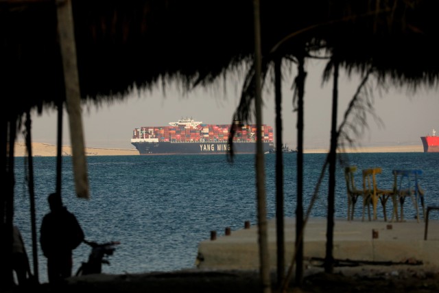 Sebuah kapal kargo Yang Ming dan kapal lain berlabuh di luar Terusan Suez akibat sebuah kapal kontainer kandas dan memblokir lalu lintas, di Ismailia, Mesir.  Foto: Amr Abdallah/Reuters