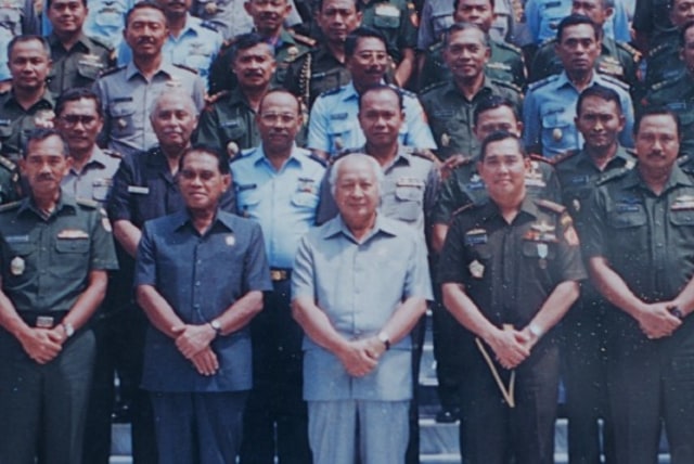 Presiden Soeharto, saya di sampingnya. Teddy Rusdy orang ketiga di belakang Soeharto. Dok: Pribadi.