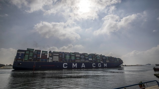 Sebuah kapal kontainer yang tersangkut di Terusan Suez di Pelabuhan Ismailia, Mesir. Foto: Khaled Desouki/AFP