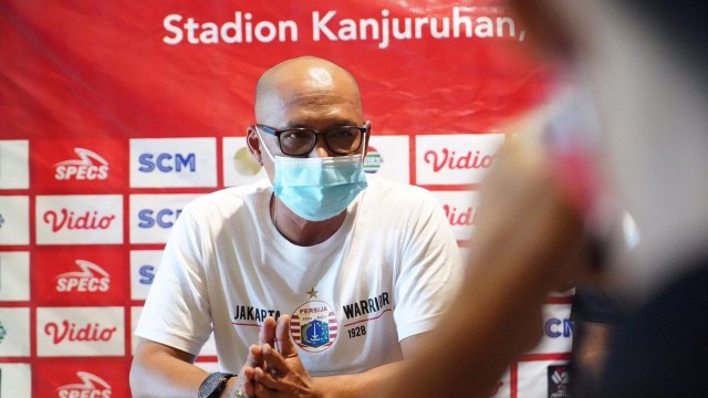 Pelatih Persija, Sudirman, dalam sesi jumpa pers sebelum bentrok dengan Borneo FC. Foto: Media Persija