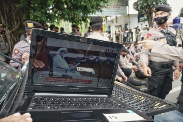 Awak media menyiarkan siaran langsung Habib Rizieq di depan PN Jaktim setelah polisi melarang masuk wartawan untuk meliput. Foto: Jamal Ramadhan/kumparan