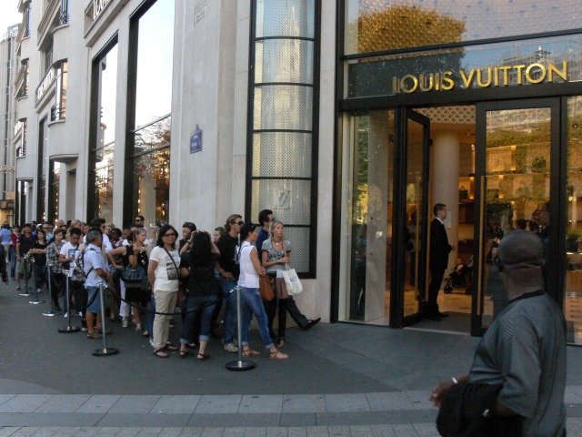 Antrian di Louis Vuitton. Foto : Shutterstock oleh Zoltan Tarlacz