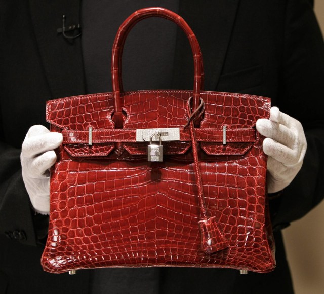 Hermés Birkin Bag senilai USD 129,000 via Time. Foto oleh Timothy A. Clary—AFP/Getty Images
