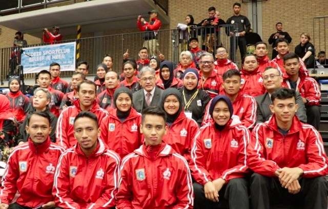 Dubes RI Brussels ditengah kontingen Indonesia. Sumber: https://kemlu.go.id/brussels/en/news/929/indonesian-pencak-silat-team-participates-in-the-24th-belgium-international-pencak-silat-championship-at-schoten-26-28-april-2019