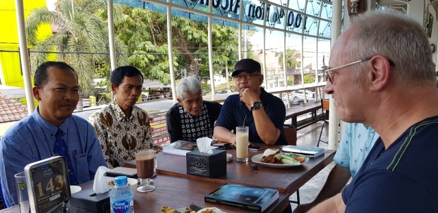 Pertemuan dengan Prof. Dr. Siswantoyo, Fakultas Ilmu Keolahragaan Universitas Negeri Yogyakarta, dan sesepuh silat di Yogyakarta (Koleksi pribadi)
