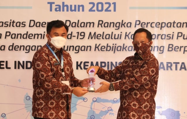 Ketua Umum APKASI terpilih Sutan Riska Tuanku Kerajaan bersama Menteri Dalam Negeri Tito Karnavian di Jakarta, Jumat 26 Maret 2021. Foto: ist