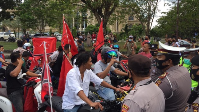 Massa konvoi dengan bendera bintang bulan di Lhokseumawe, Aceh. Foto: acehkini