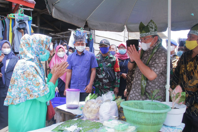 Bupati Muba mengunjungi sejumlah pedagang. (Foto. Istimewa)