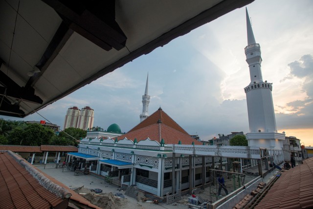 Pekerja menyelesaikan revitalisasi Masjid Jamik Keramat Luar Batang di Penjaringan, Jakarta, Jumat (26/3).  Foto: Aditya Pradana Putra/ANTARA FOTO