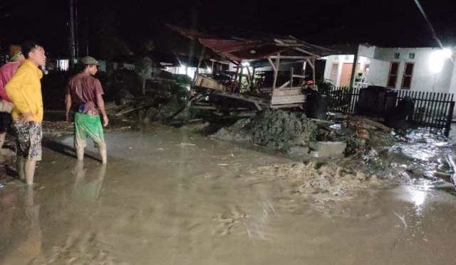 Evakuasi warga korban banjir bandang di Sigi, Sulawesi Tengah. 
 Foto: Dok. Istimewa
