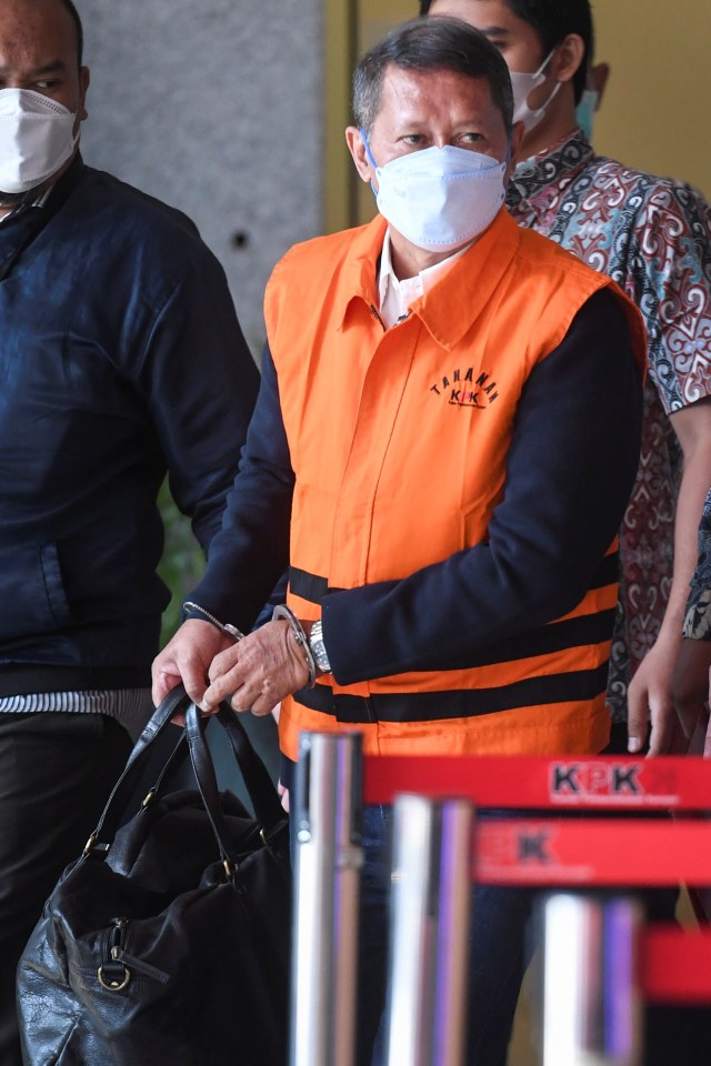 Mantan Direktur Utama PT Pelindo II (Persero) Richard Joost Lino mengenakan rompi tahanan usai diperiksa di gedung KPK, Jakarta, Jumat (26/3). Foto: Hafidz Mubarak A/ANTARA FOTO