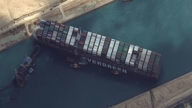 Foto satelit kondisi kapal kontainer kargo yang terdampar di Terusan Suez, Mesir, Jumat (27/3).  Foto: Maxar Technologies/via REUTERS