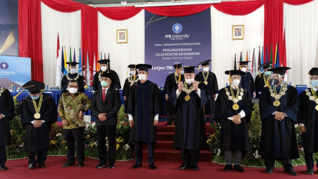 Institut Pertanian Bogor menganugerahkan gelar doktor honoris causa kepada Kepala Badan Nasional Penanggulangan Bencana Doni Monardo. Foto: BNPB