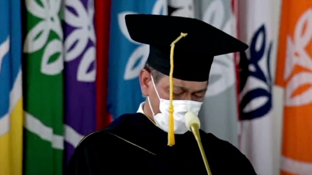 Letjen Doni Monardo menangis saat membacakan orasi ilmiah penerimaan gelar doktor honoris causa. Foto: IPB University