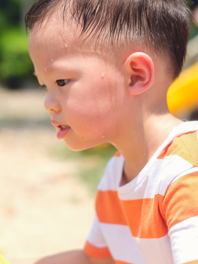 Ilustrasi keringat berlebih pada anak. Foto: Shutter Stock