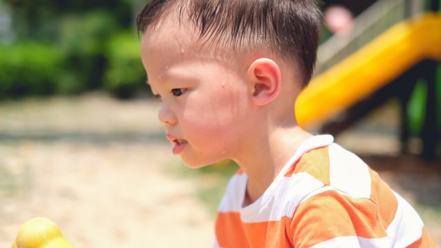 Ilustrasi keringat berlebih pada anak. Foto: Shutter Stock