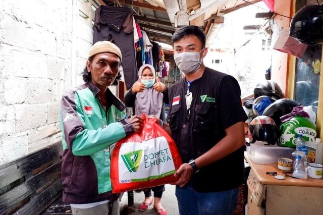 Kegiatan berbagi dompet dhuafa. (Istimewa)
