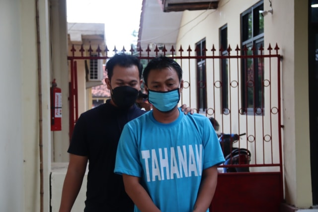 Warga Pemalang Dibekuk Polisi Saat Sedang Main Judi Togel Online di Warung (284465)