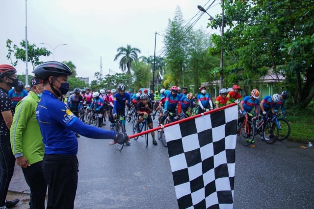 Wali Kota Pontianak melepas peserta Touring Sepeda Kalbar Cycling Marathon 2021 di Taman Sepeda Untan. Foto: Lydia Salsabilla/Hi!Pontianak