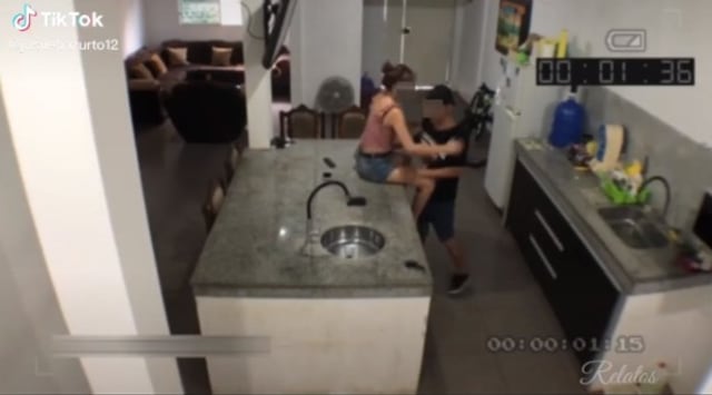 Viral video perselingkuhan seorang istri nyaris diketahui suami di dalam rumah. (Foto: TIkTok/@josuebazurto12)
