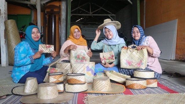 Kerajinan anyaman pandan asal Desa Tondomulo, Kecamatan Kedungadem, Kabupaten Bojonegoro. (foto: dan/beritabojonegoro)