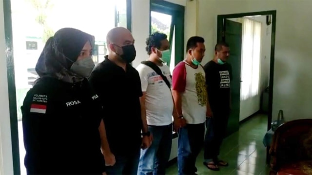 Para anggota Resnarkoba Polresta Malang Kota dimutasi pascaperistiwa salah gerebek. (dok/@teropongmiliter).