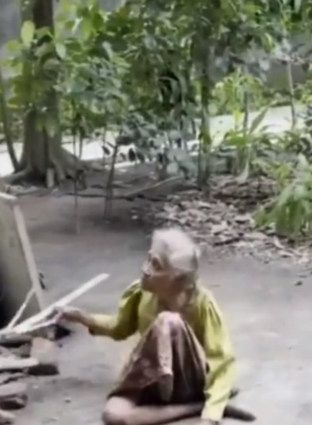 Seorang nenek di Kediri, Jawa Timur, dibuang keluarganya karena sudah terlalu. tua. (Foto: Instagran/@infokediriraya)
