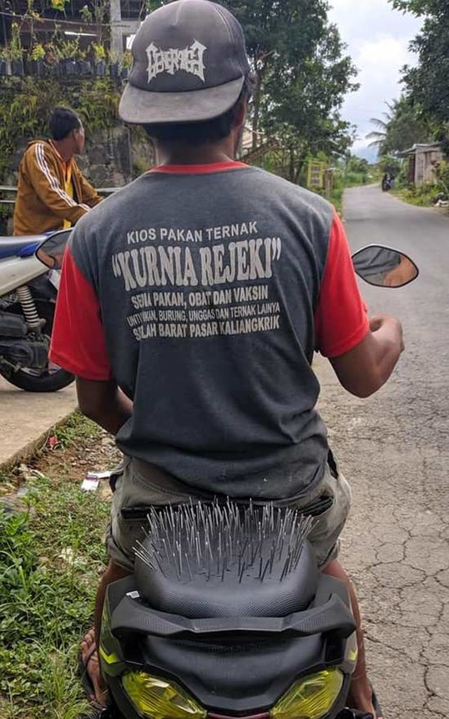 Lelaki bernama Khoirul Anam pasang paku di jok motornya karena sering dituduh pacar bonceng cewek lain. (Foto: Facebook/@Khoirul Anam)