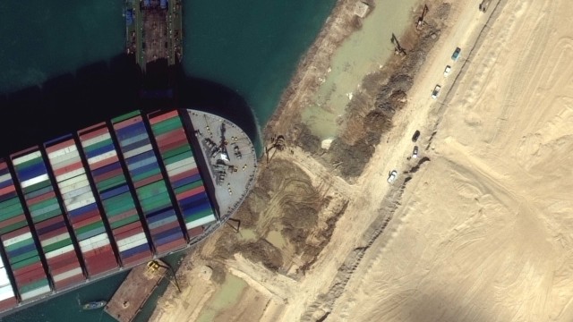 Kapal kontainer raksasa terdampar di Terusan Suez, Mesir. Foto: Handout via REUTERS