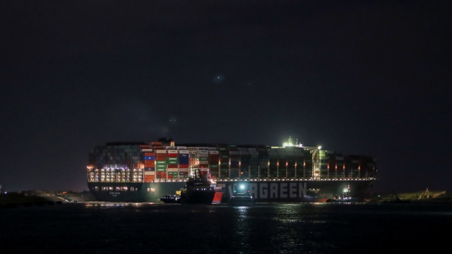 Kapal kontainer raksasa terdampar di Terusan Suez, Mesir. Foto: MOHAMED ABD EL GHANY/REUTERS
