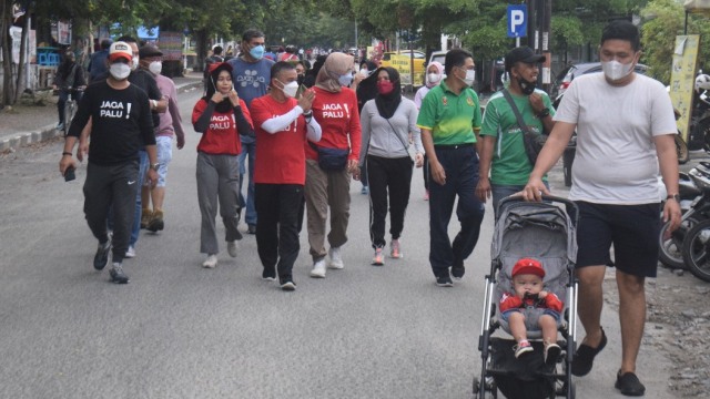 Wali Kota Palu Hadianto Rasyid (tengah) berjalan santai bersama para pejabat lainnya, Minggu (28/3). Foto: Imron/Pemkot Palu