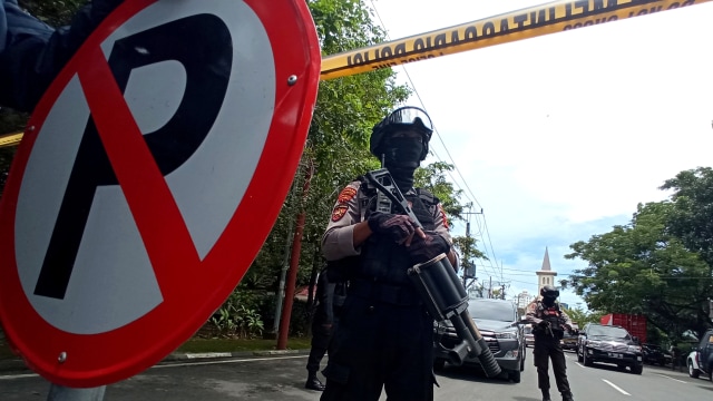 Petugas kepolisian berjaga di lokasi dugaan bom bunuh diri di depan Gereja Katedral Makassar, Sulawesi Selatan, Minggu (28/3). Foto: Abriawan Abhe/ANTARA FOTO